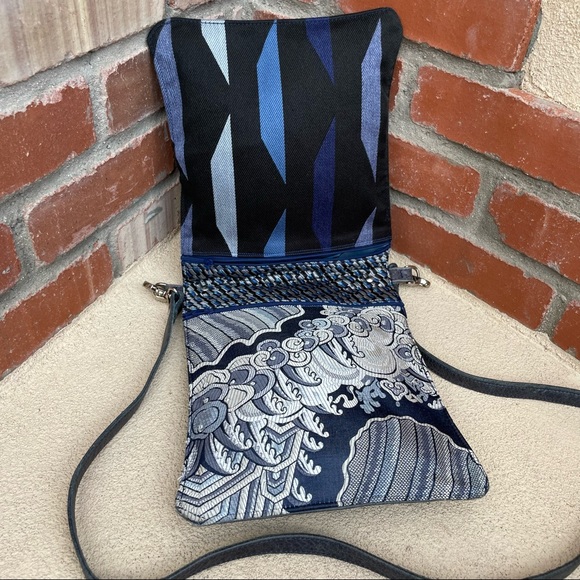 HASbags🇺🇸Reversible Leather/Fabric Flip Crossbody Bag - Picture 3 of 7
